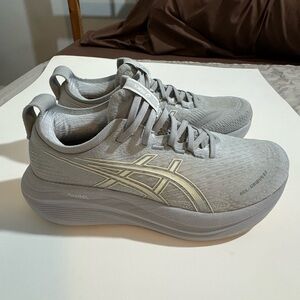 ASICS Gel-Nimbus 27 Light Gray Athletic Sneakers